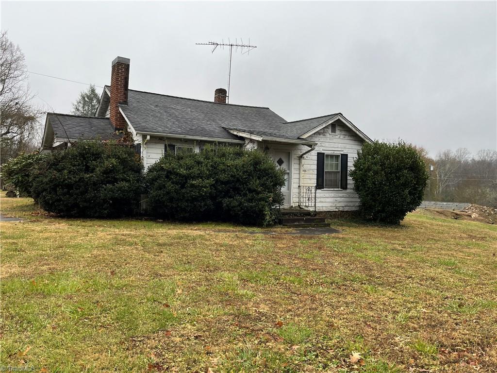 view of front facade with a front yard