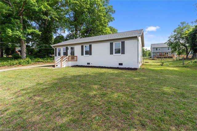 view of front facade featuring crawl space and a front yard