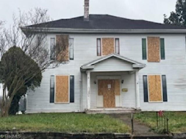 view of front of house featuring a front yard