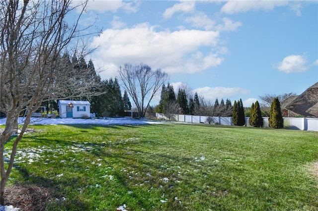 view of yard with an outbuilding