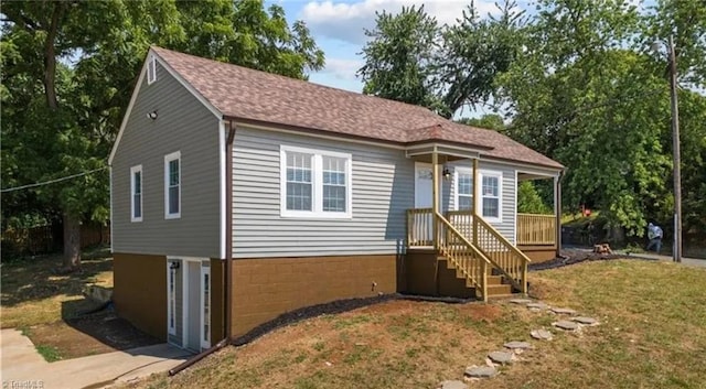 bungalow-style home featuring a front lawn