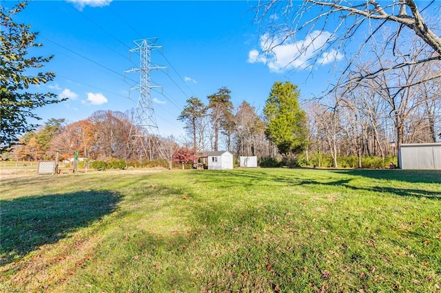 view of yard with a shed