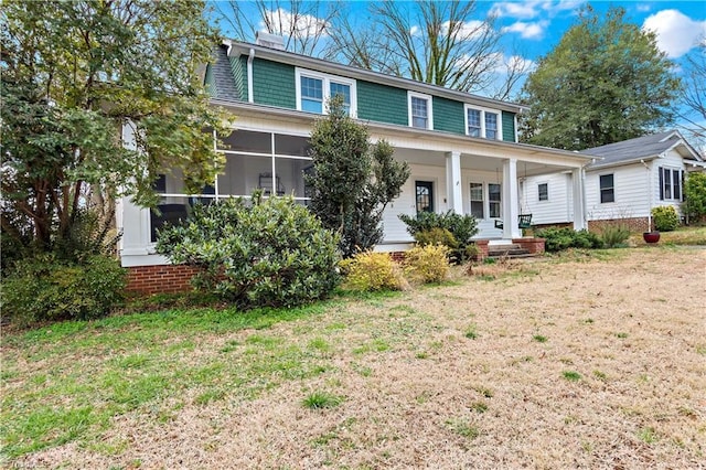 view of front of home featuring a front lawn