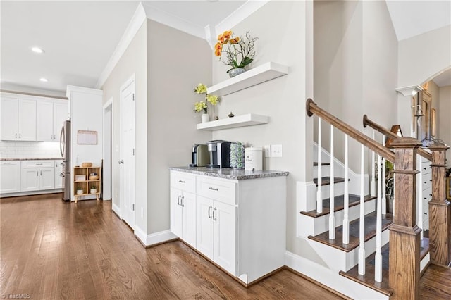 bar featuring freestanding refrigerator, recessed lighting, ornamental molding, and dark wood-style flooring