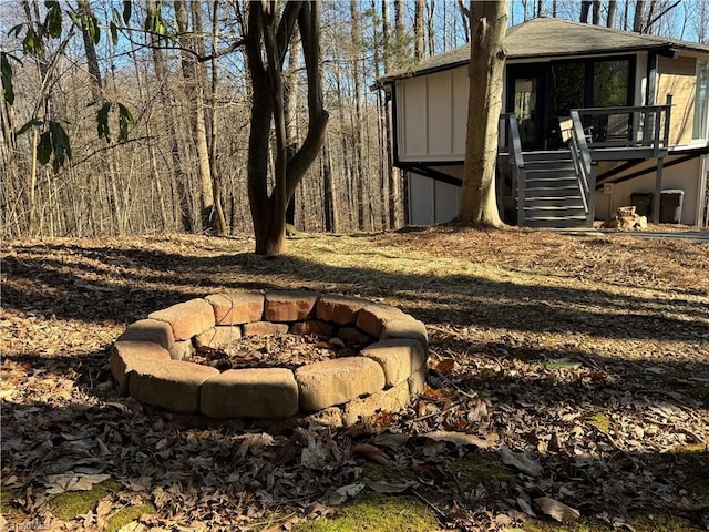 view of yard featuring a fire pit