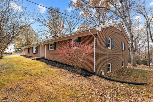 view of side of property featuring a lawn