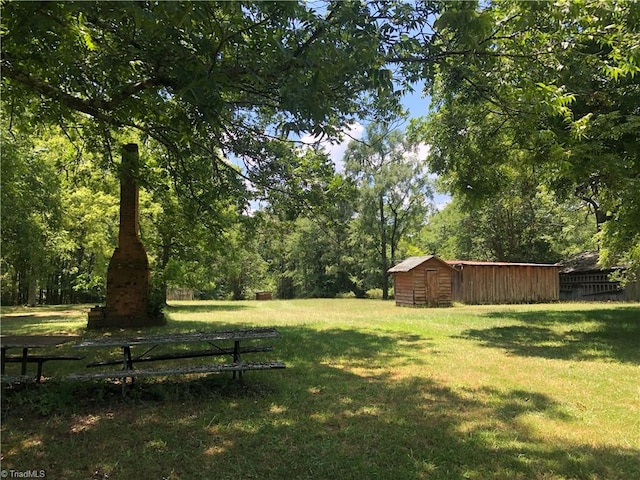 view of yard featuring an outdoor structure