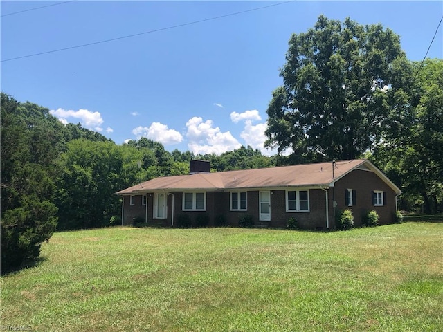 single story home with a front lawn