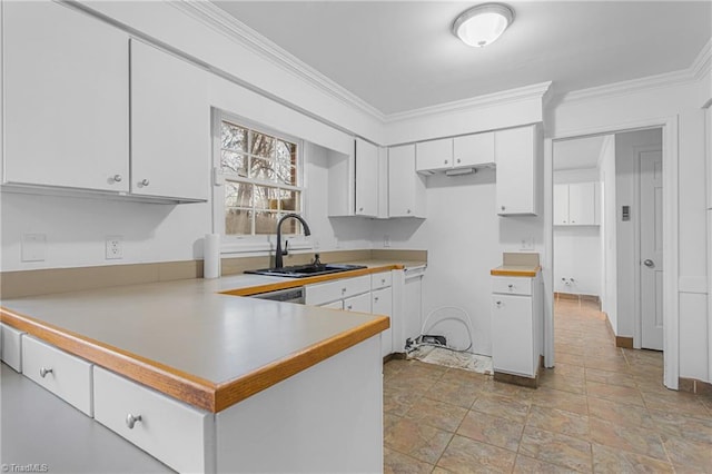 kitchen featuring sink, white cabinets, kitchen peninsula, and ornamental molding