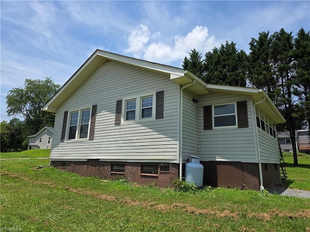117 Hillcrest St, Jonesville, NC 28642 - view of side of home featuring a lawn and crawl space