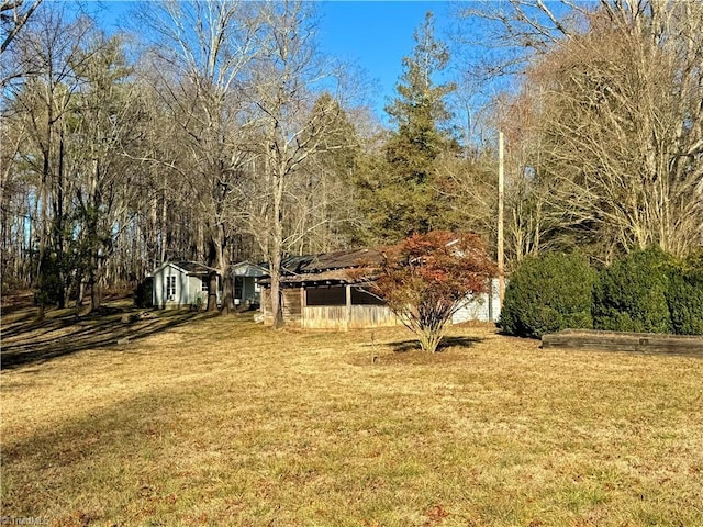 view of yard with an outbuilding