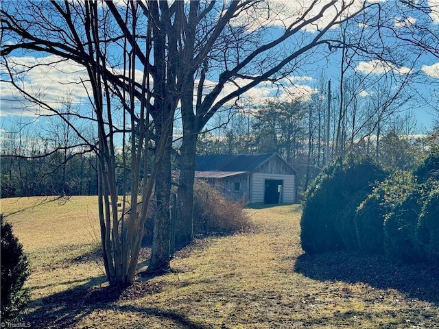 view of yard with a garage and an outdoor structure