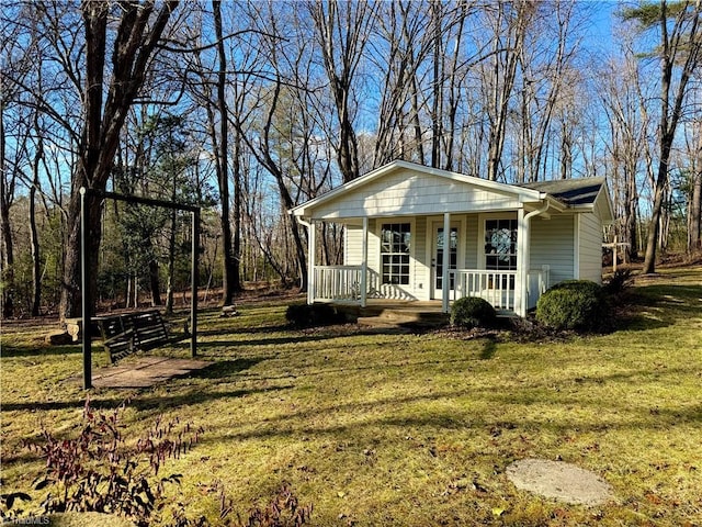 view of front of property featuring a porch and a front lawn