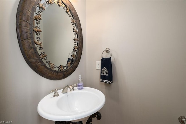 bathroom featuring a sink