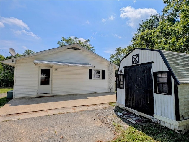 view of outdoor structure with an outbuilding