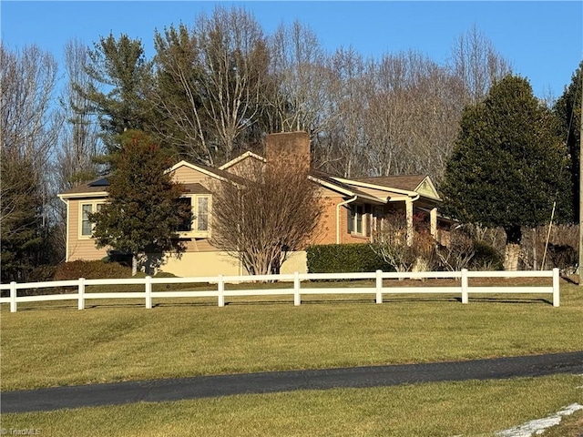 view of front of home featuring a front lawn