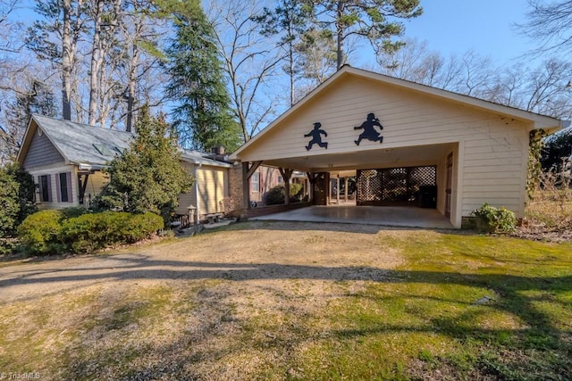 view of front of home with a carport and a front yard