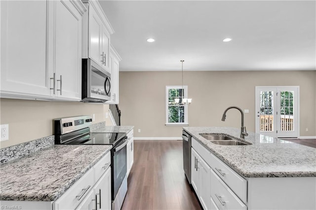 kitchen featuring appliances with stainless steel finishes, a sink, dark wood-style floors, plenty of natural light, and recessed lighting