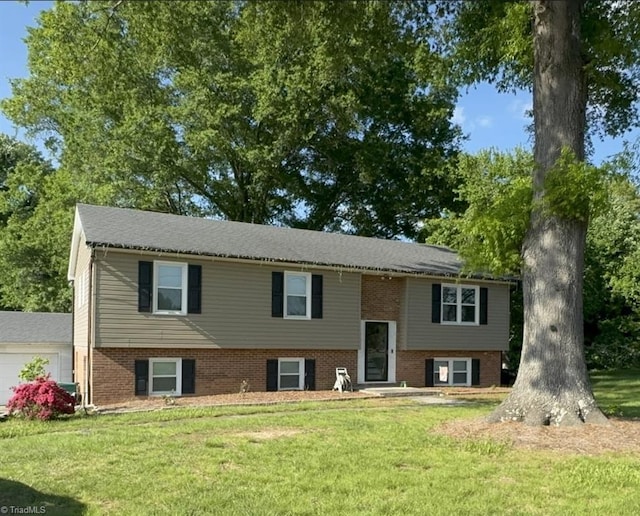 155 Belnette Dr, Lewisville, NC 27023 - split foyer home featuring a front yard, a garage, and brick siding