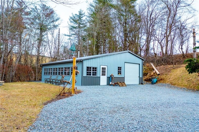 view of outdoor structure with an outbuilding and driveway