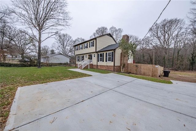 view of front property featuring a front lawn