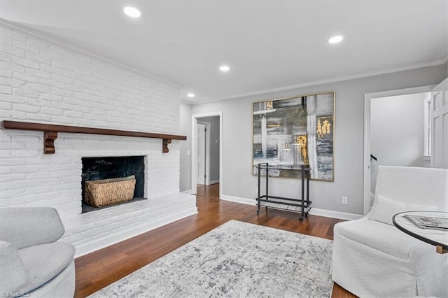 living area featuring crown molding, baseboards, wood finished floors, and recessed lighting