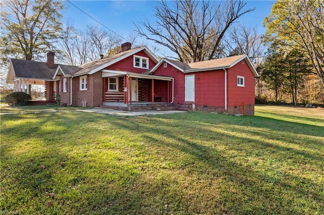 view of front facade with covered porch and a front lawn