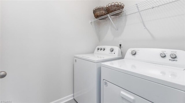washroom with laundry area, baseboards, and independent washer and dryer