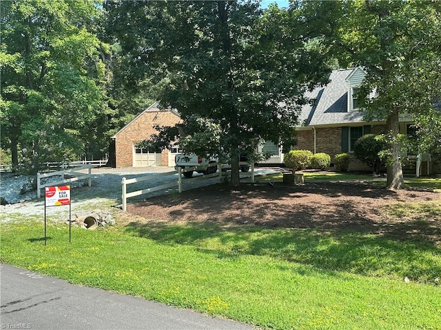 view of front facade featuring a front lawn