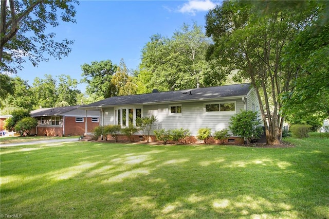 2909 Shamrock Dr, Greensboro, NC 27408 - ranch-style home featuring crawl space and a front lawn