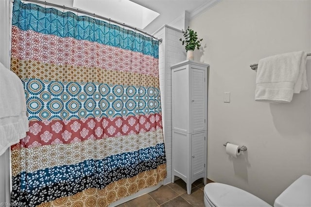 1608 Fox Hollow Rd, Greensboro, NC 27410 - bathroom featuring tile patterned floors, curtained shower, and a closet