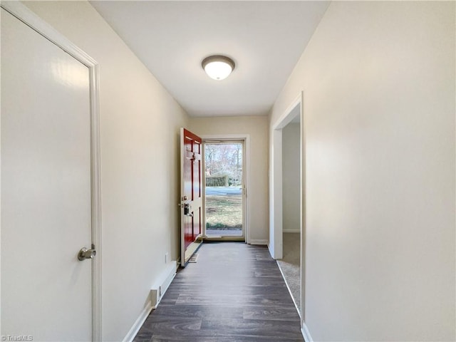 entryway featuring visible vents, baseboards, and dark wood-type flooring