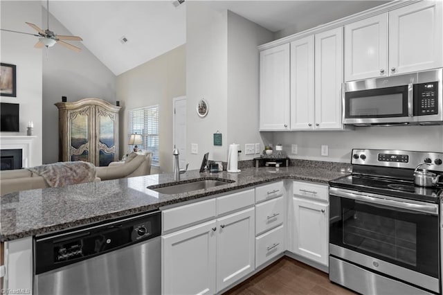 211 Hawks Nest Cir, Clemmons, NC 27012 - kitchen featuring appliances with stainless steel finishes, open floor plan, ceiling fan, high vaulted ceiling, and a peninsula