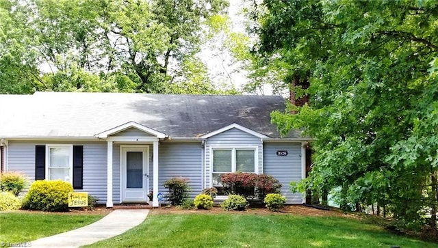 ranch-style home featuring a front lawn