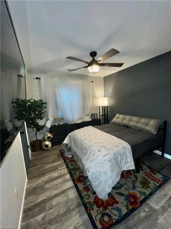 bedroom featuring ceiling fan