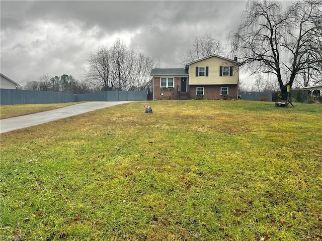 view of front of house featuring a front lawn