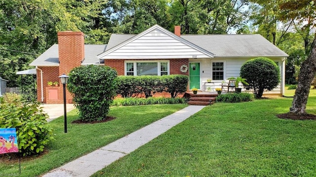 view of front facade featuring a front lawn