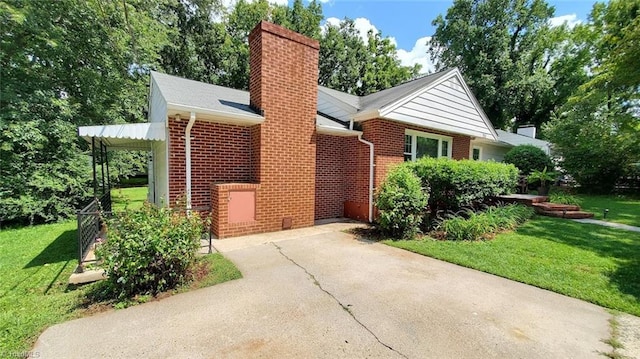 view of front of house featuring a front yard