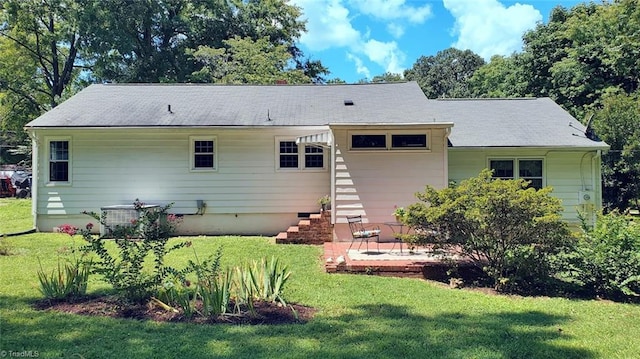 back of house featuring a lawn