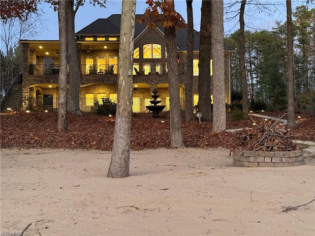 view of front of property featuring a balcony