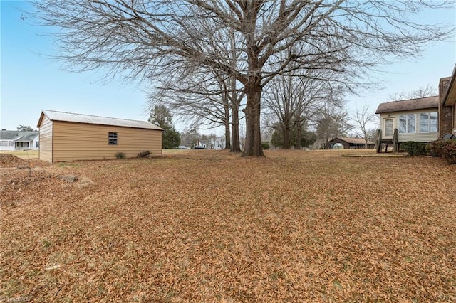 view of yard with an outbuilding