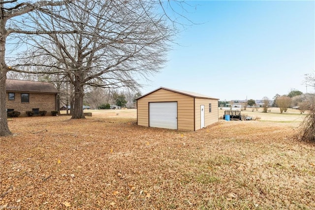 view of yard with an outdoor structure