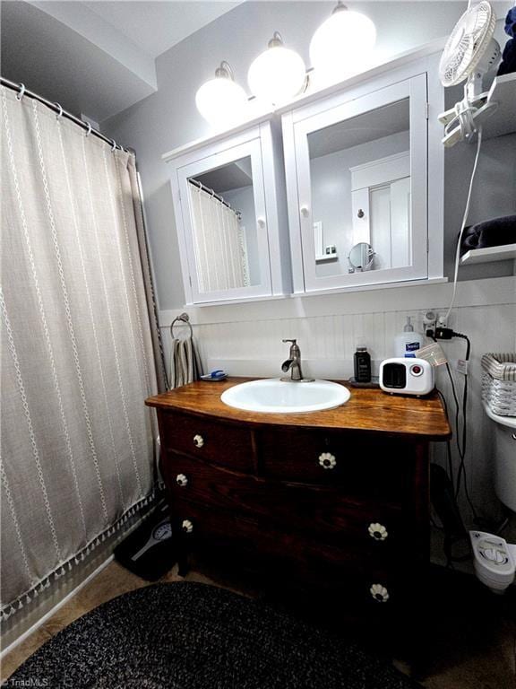 full bath featuring tasteful backsplash, vanity, and a shower with curtain