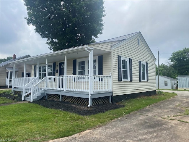 7 Crutchfield Ave, Lexington, NC 28445 - manufactured / mobile home with covered porch, metal roof, and a front lawn