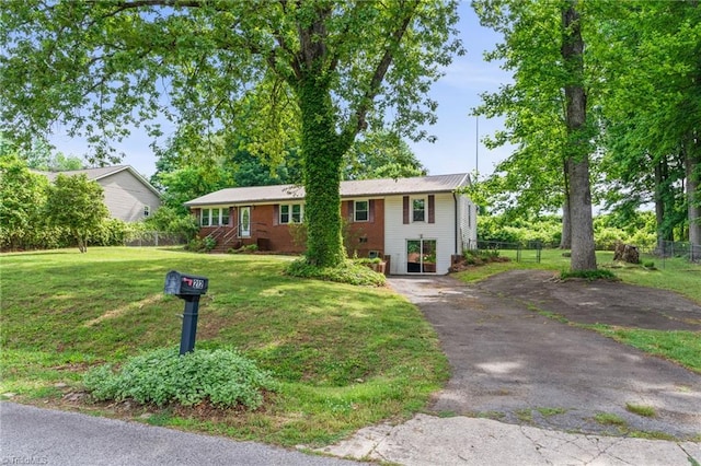 212 Lakeview Dr E, Thomasville, NC 27360 - ranch-style house with asphalt driveway