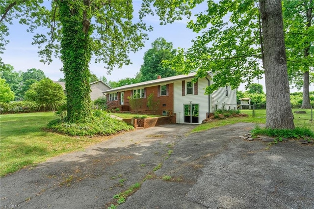 212 Lakeview Dr E, Thomasville, NC 27360 - ranch-style home featuring a front yard and asphalt driveway
