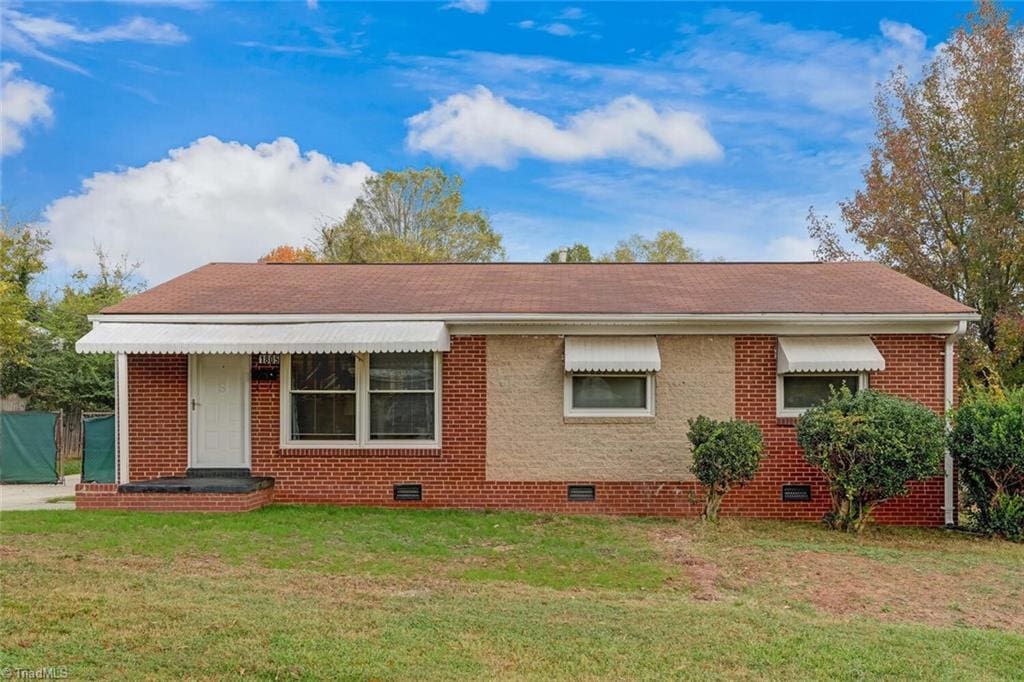 view of front of home with a front lawn