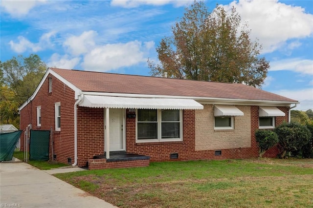 view of front of property featuring a front yard