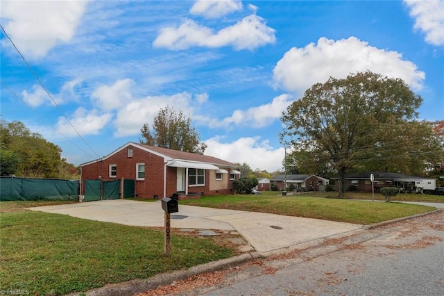 view of front of property with a front lawn