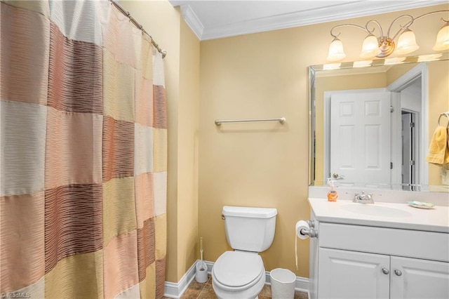 full bathroom with a shower with shower curtain, vanity, baseboards, ornamental molding, and toilet